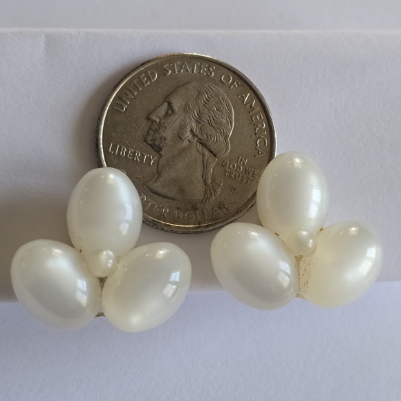 Vintage Richelieu earrings white moonglow screwback moon glow - Picture 7 of 10